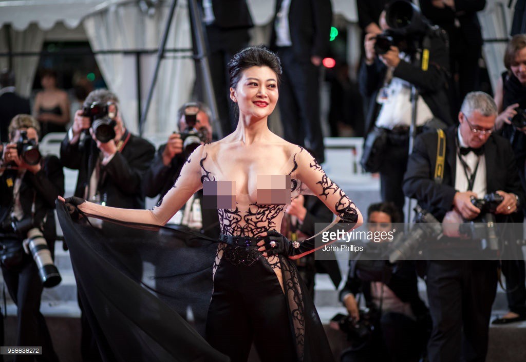 Sao Hoa Ngữ khoe ngực trần tại Cannes muối mặt khi bị cư dân mạng bóc mẽ Sao Hoa Ngữ khoe ngực trần tại Cannes muối mặt khi bị cư dân mạng bóc mẽ